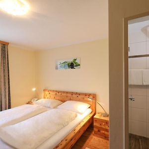 Zimmer mit Kingsize-Bett